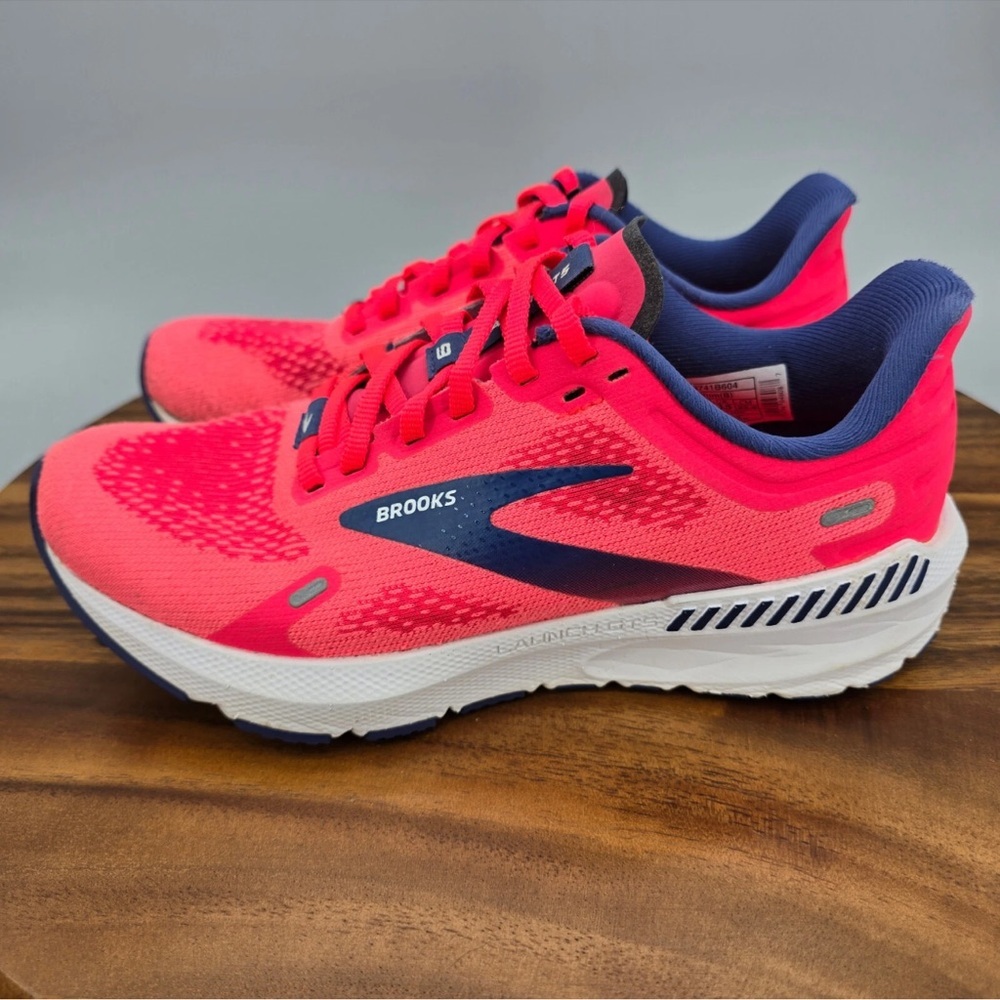 Brooks ! 😍Women's Athletic Shoes - Pink and Navy - Picture 2 of 6